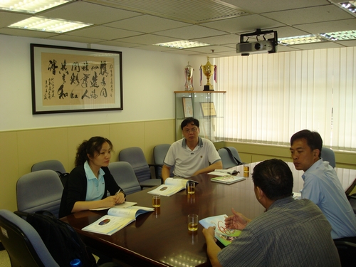 调研组与香港社工机构高级经理郭先生进行座谈