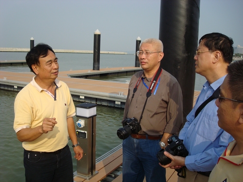 调研组参观正在建设中的南沙游艇俱乐部