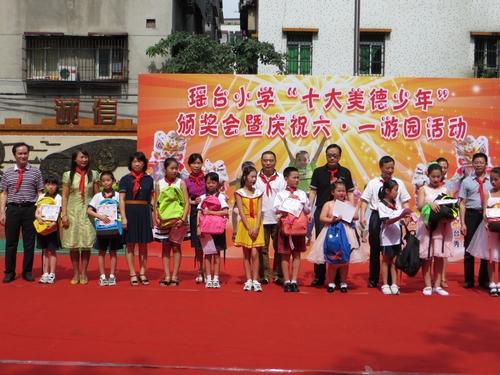 为获奖的学生进行颁奖